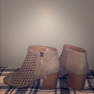 Jellypop taupe ankle booties size 7 Super cute 😍